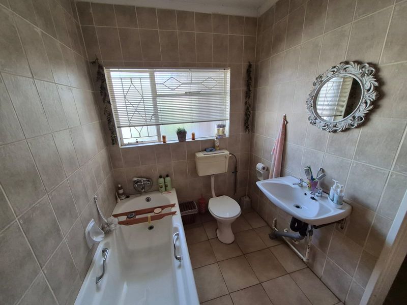 Warm sunny family home, don't miss out! - Photo 6