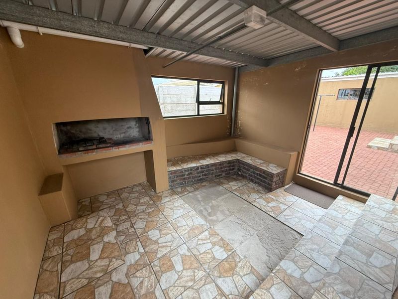 Spacious Living with Versatile Appeal in Somerset Park - Photo 8