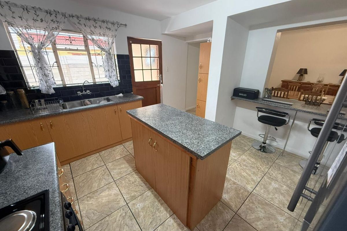 Spacious Living with Versatile Appeal in Somerset Park - Photo 5