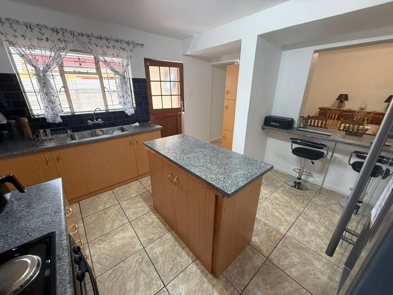 Spacious Living with Versatile Appeal in Somerset Park - Photo 5