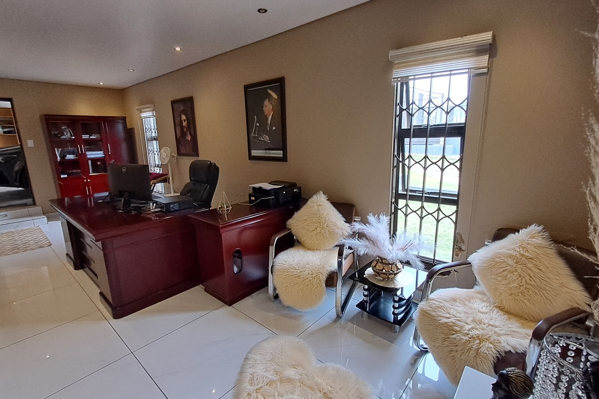 Modern Masterpiece with Expansive Living Spaces & Room to Breathe - Photo 2