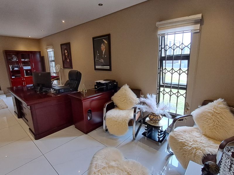 Modern Masterpiece with Expansive Living Spaces & Room to Breathe - Photo 2