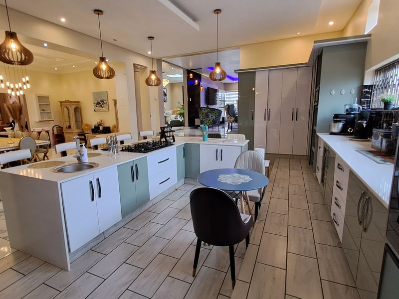 Modern Masterpiece with Expansive Living Spaces & Room to Breathe - Photo 5