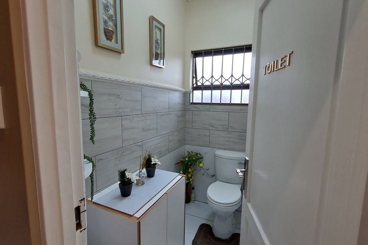 Modern Masterpiece with Expansive Living Spaces & Room to Breathe - Photo 4