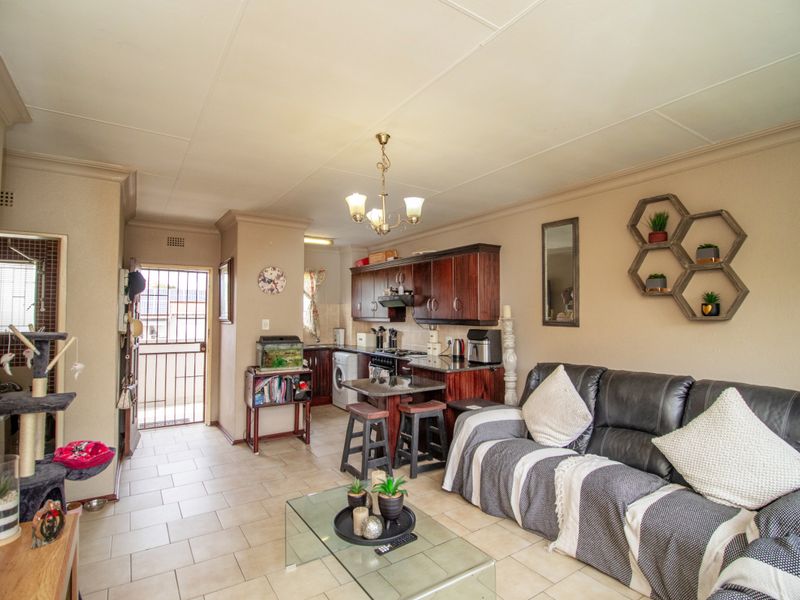 Spacious 2-Bedroom Apartment in Secure Boomed Area – Move-In Ready - Photo 3