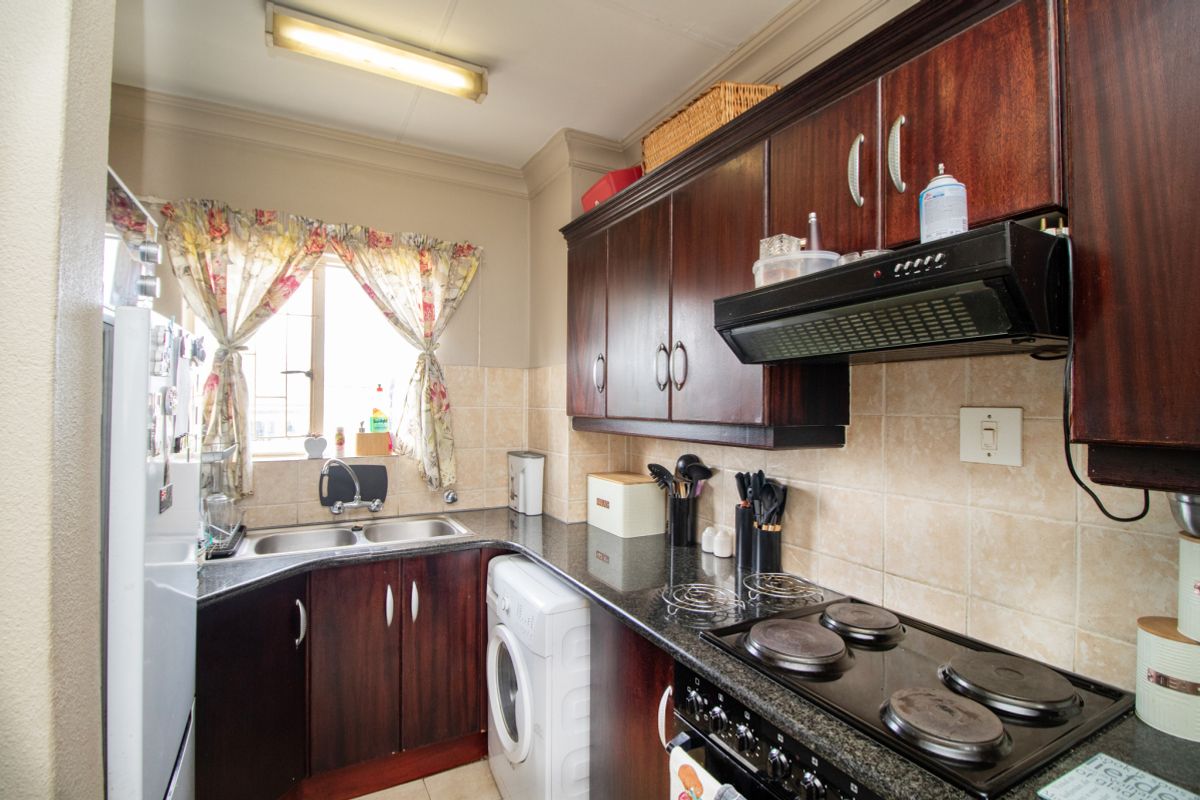 Spacious 2-Bedroom Apartment in Secure Boomed Area – Move-In Ready - Photo 5
