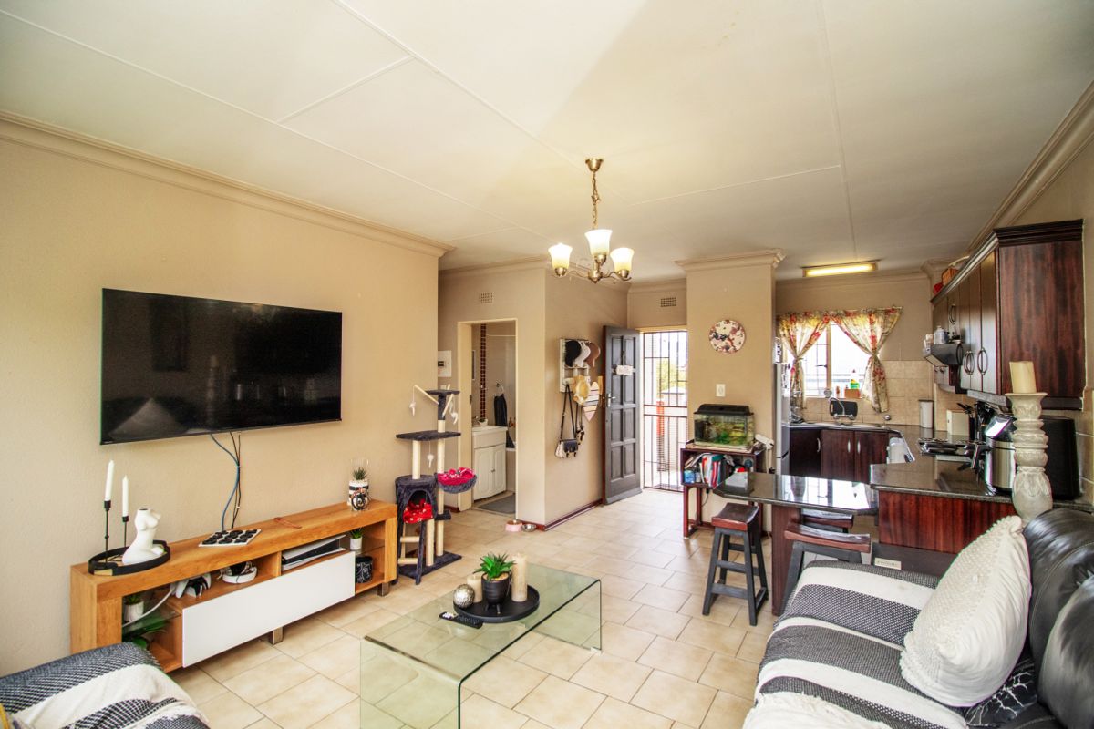 Spacious 2-Bedroom Apartment in Secure Boomed Area – Move-In Ready - Photo 4