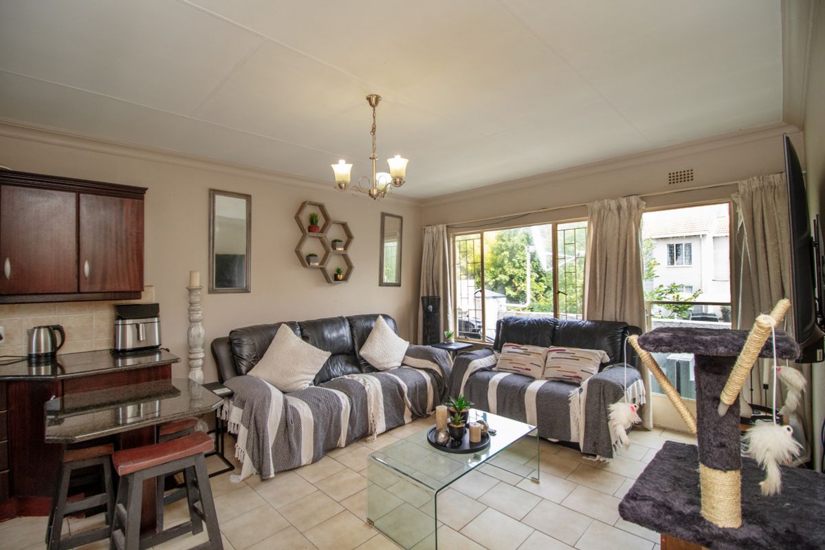Spacious 2-Bedroom Apartment in Secure Boomed Area – Move-In Ready - Photo 2