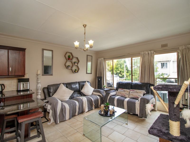 Spacious 2-Bedroom Apartment in Secure Boomed Area – Move-In Ready - Photo 2