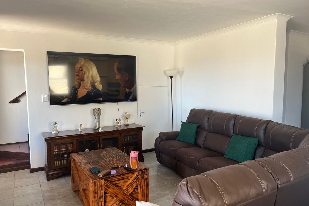 Modern, Pet-Friendly Living in Exclusive Mossel Bay Complex - Photo 4