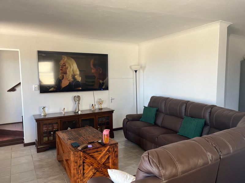 Modern, Pet-Friendly Living in Exclusive Mossel Bay Complex - Photo 4