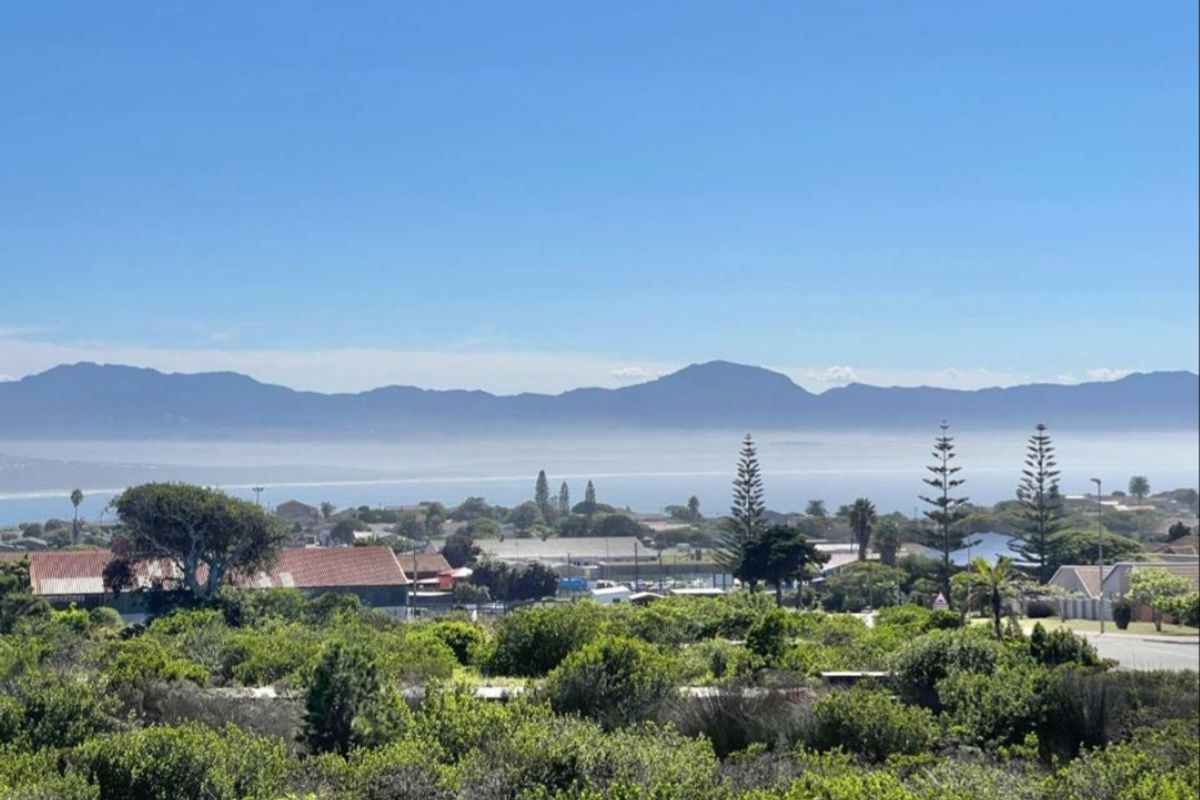 Modern, Pet-Friendly Living in Exclusive Mossel Bay Complex - Photo 2