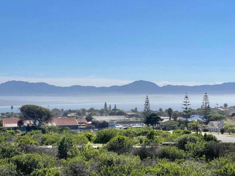 Modern, Pet-Friendly Living in Exclusive Mossel Bay Complex - Photo 2