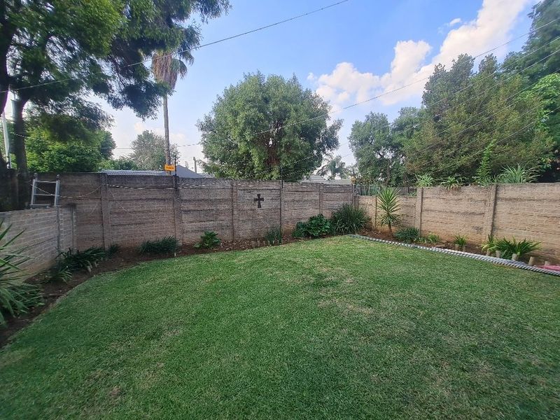 Pet-Friendly 2-Bedroom Simplex with Private Garden in Secure Complex - Photo 6