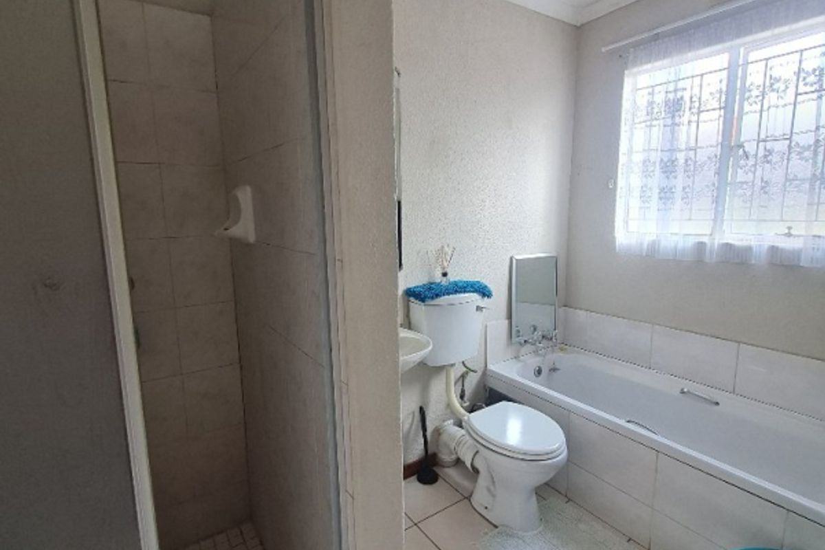 Pet-Friendly 2-Bedroom Simplex with Private Garden in Secure Complex - Photo 5