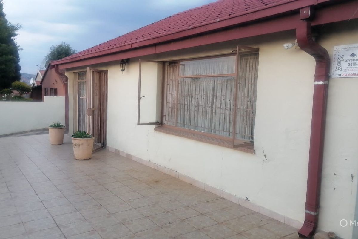 Charming 2-Bedroom Home in Quiet Lotus Gardens - Photo 2