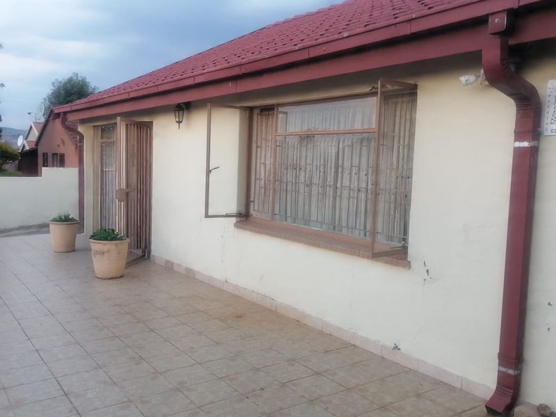 Charming 2-Bedroom Home in Quiet Lotus Gardens - Photo 2