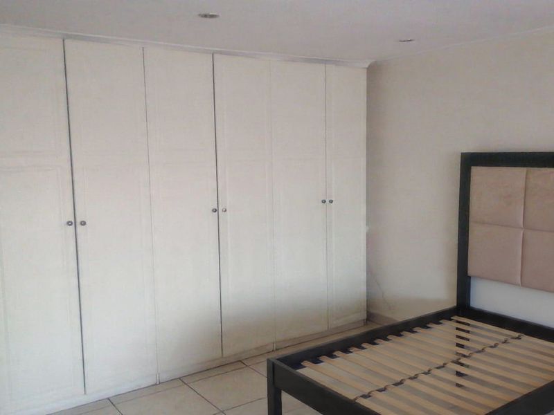 Charming 2-Bedroom Home in Quiet Lotus Gardens - Photo 10