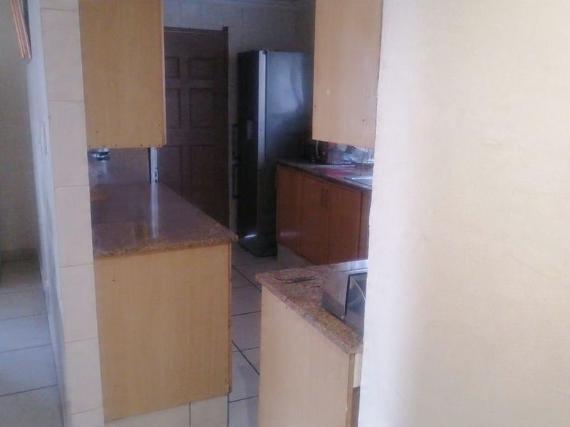 Charming 2-Bedroom Home in Quiet Lotus Gardens - Photo 8