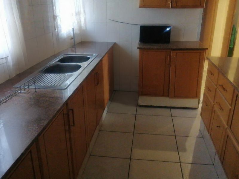 Charming 2-Bedroom Home in Quiet Lotus Gardens - Photo 6