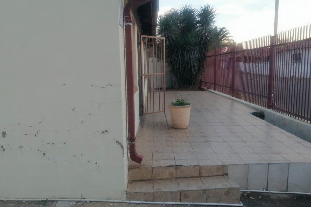 Charming 2-Bedroom Home in Quiet Lotus Gardens - Photo 4