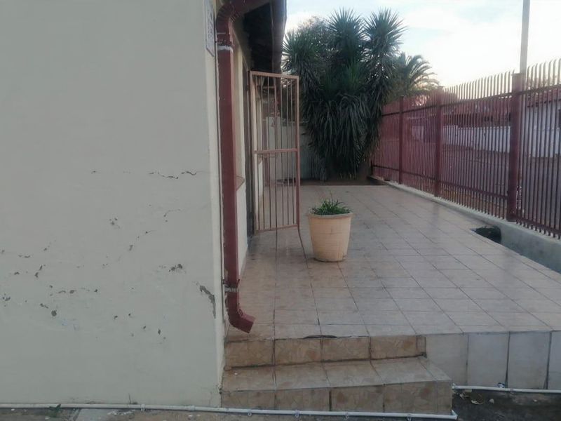 Charming 2-Bedroom Home in Quiet Lotus Gardens - Photo 4