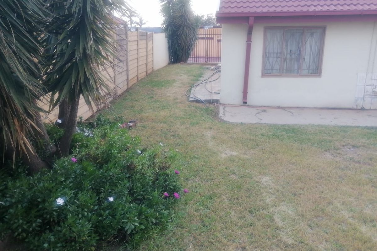 Charming 2-Bedroom Home in Quiet Lotus Gardens - Photo 3