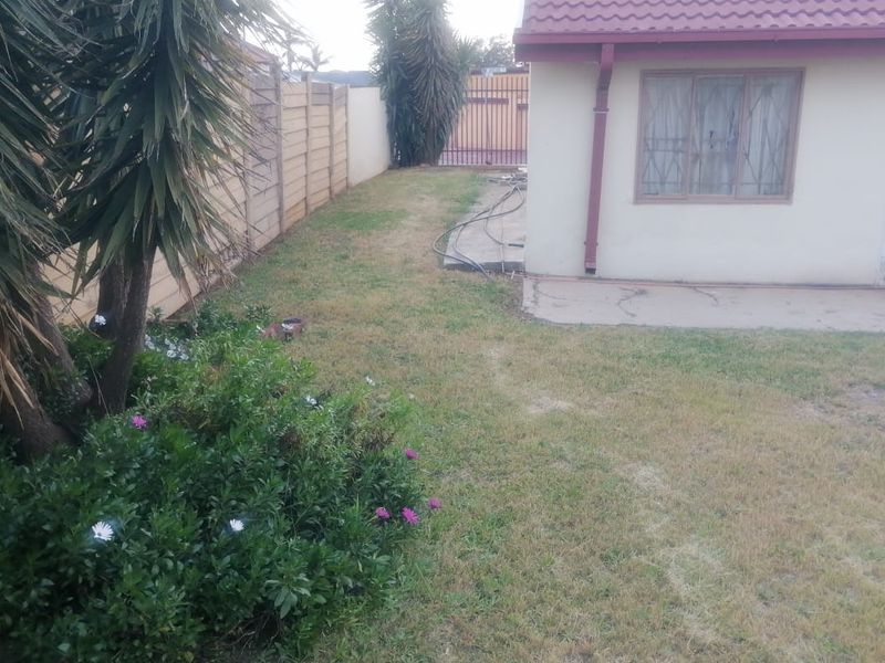 Charming 2-Bedroom Home in Quiet Lotus Gardens - Photo 3