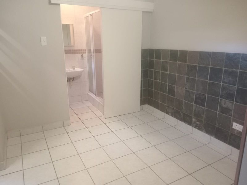 Private & Peaceful Bachelor Flat – Ideal for a Working Professional - Photo 4