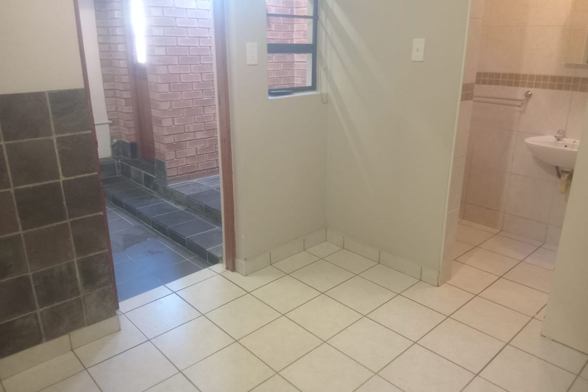 Private & Peaceful Bachelor Flat – Ideal for a Working Professional - Photo 5