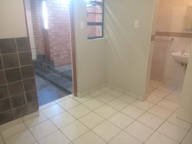 Private & Peaceful Bachelor Flat – Ideal for a Working Professional - Photo 5