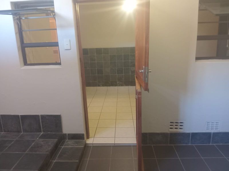 Private & Peaceful Bachelor Flat – Ideal for a Working Professional - Photo 2