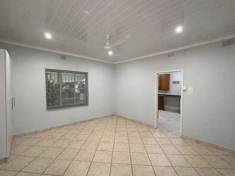 Prime Family Home! - Photo 5