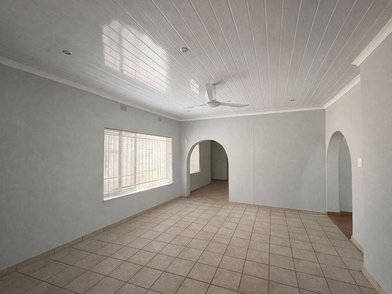 Prime Family Home! - Photo 4