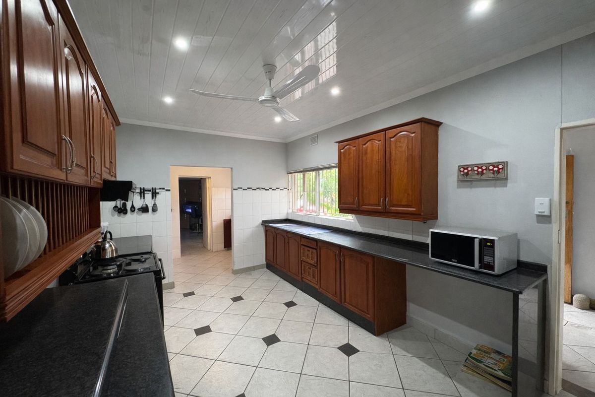 Prime Family Home! - Photo 2