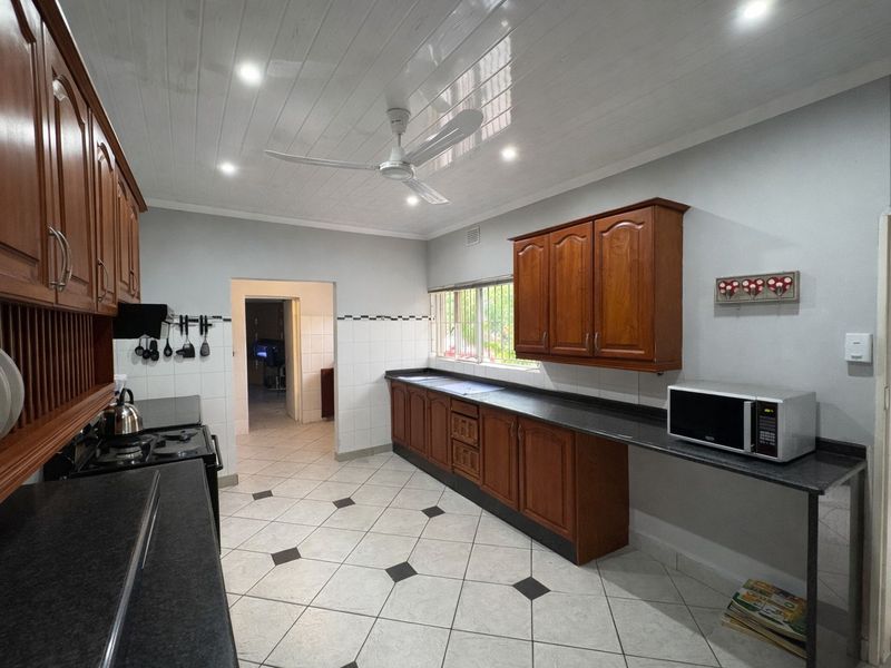 Prime Family Home! - Photo 2