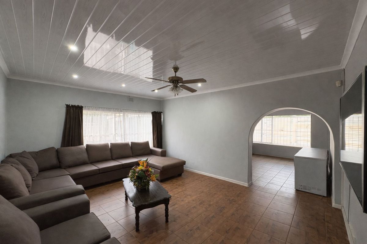 Prime Family Home! - Photo 3