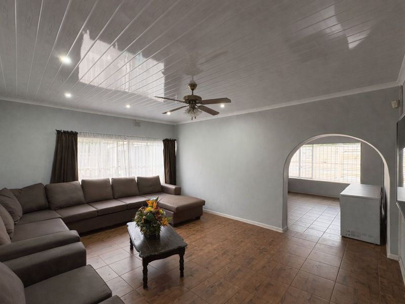 Prime Family Home! - Photo 3