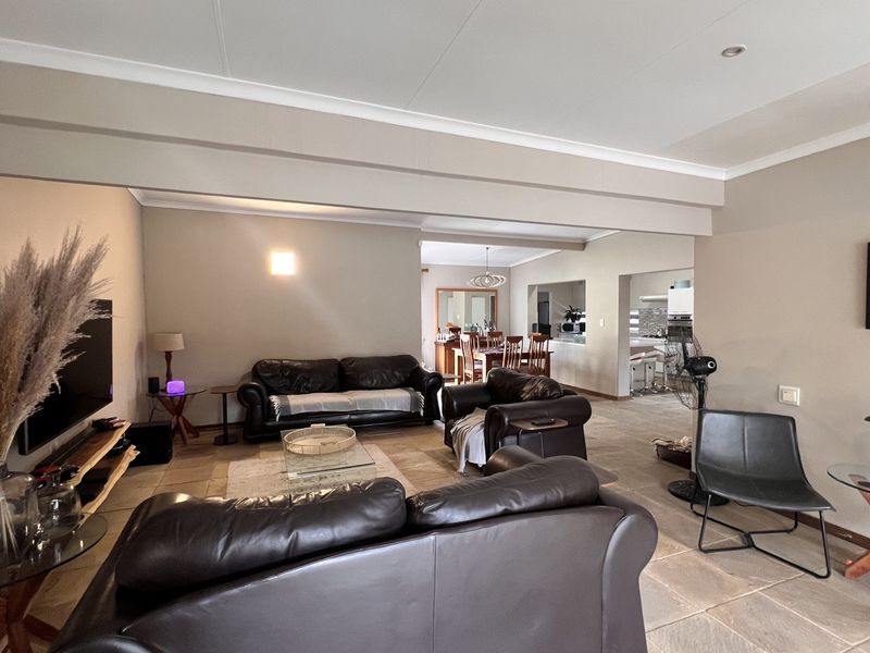 Luxury Living, Designed for Family Living – Space to Grow, Relax & Entertain - Photo 10