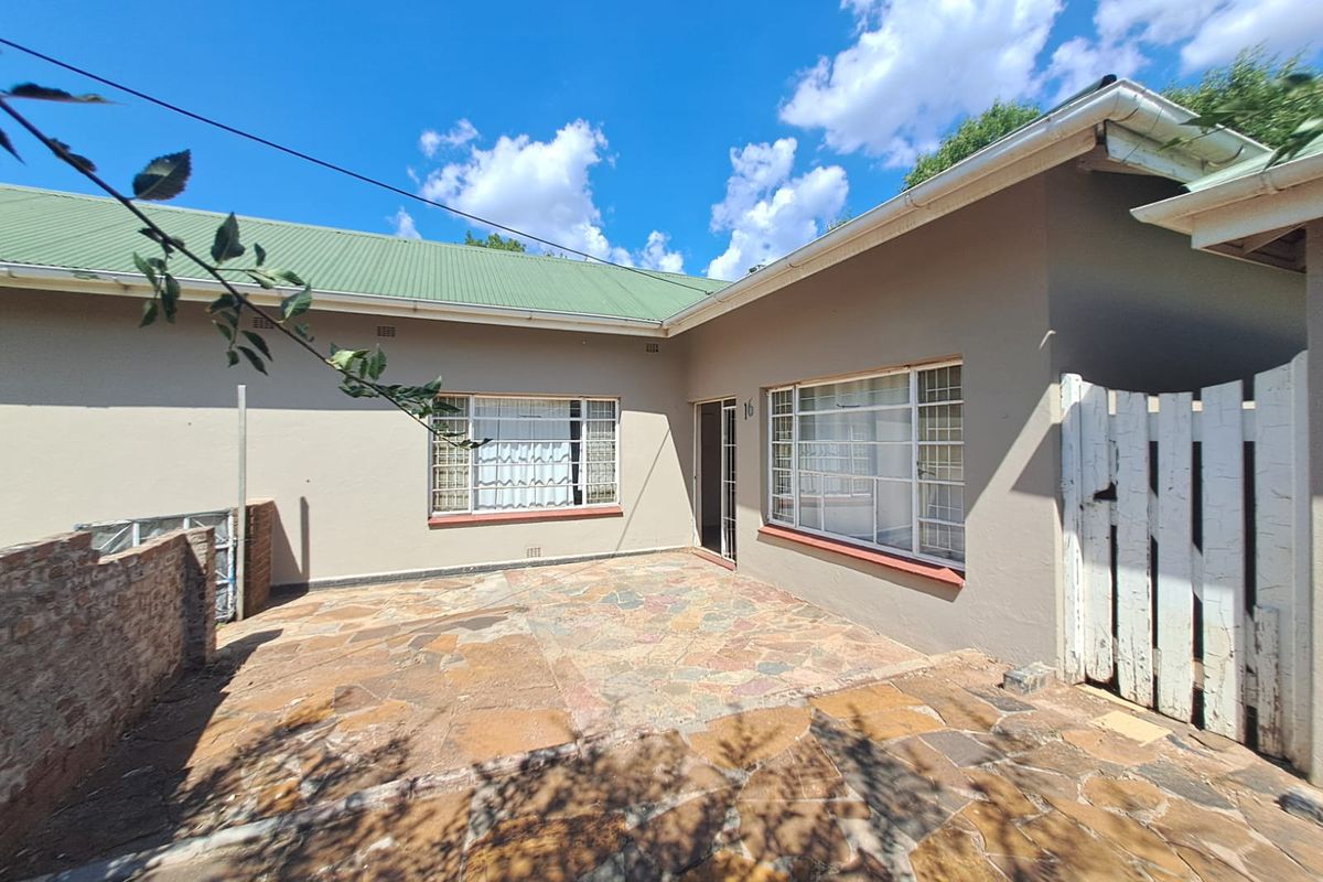 Spacious Family Home with Multiple Income-Generating Flats in a Prime Suburb - Photo 4