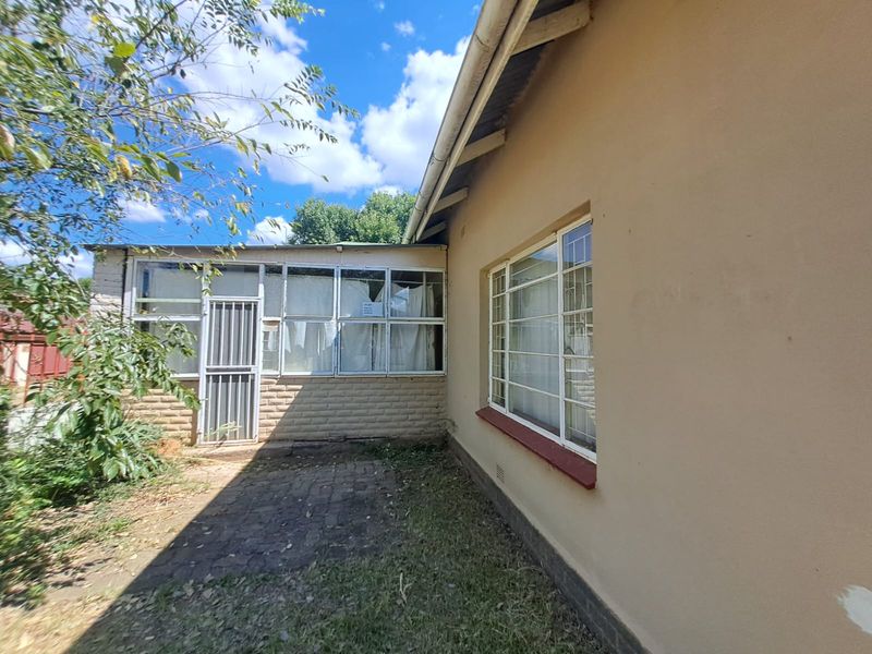 Spacious Family Home with Multiple Income-Generating Flats in a Prime Suburb - Photo 5