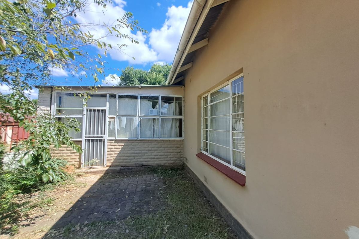 Spacious Family Home with Multiple Income-Generating Flats in a Prime Suburb - Photo 5