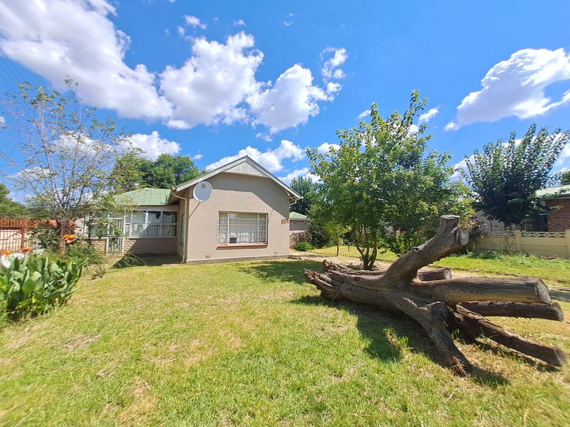 Spacious Family Home with Multiple Income-Generating Flats in a Prime Suburb - Photo 3