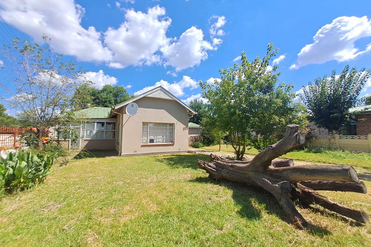 Spacious Family Home with Multiple Income-Generating Flats in a Prime Suburb - Photo 3