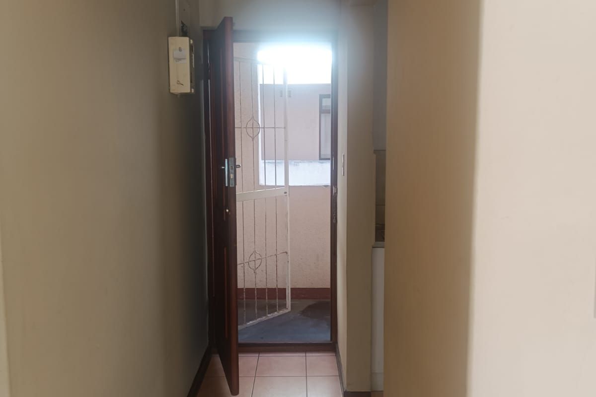 Fresh, Neat & Perfectly Positioned for Easy Living - Photo 4