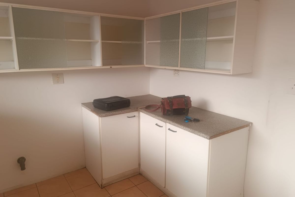 Fresh, Neat & Perfectly Positioned for Easy Living - Photo 2