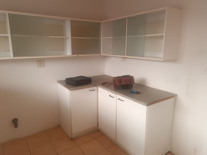 Fresh, Neat & Perfectly Positioned for Easy Living - Photo 2