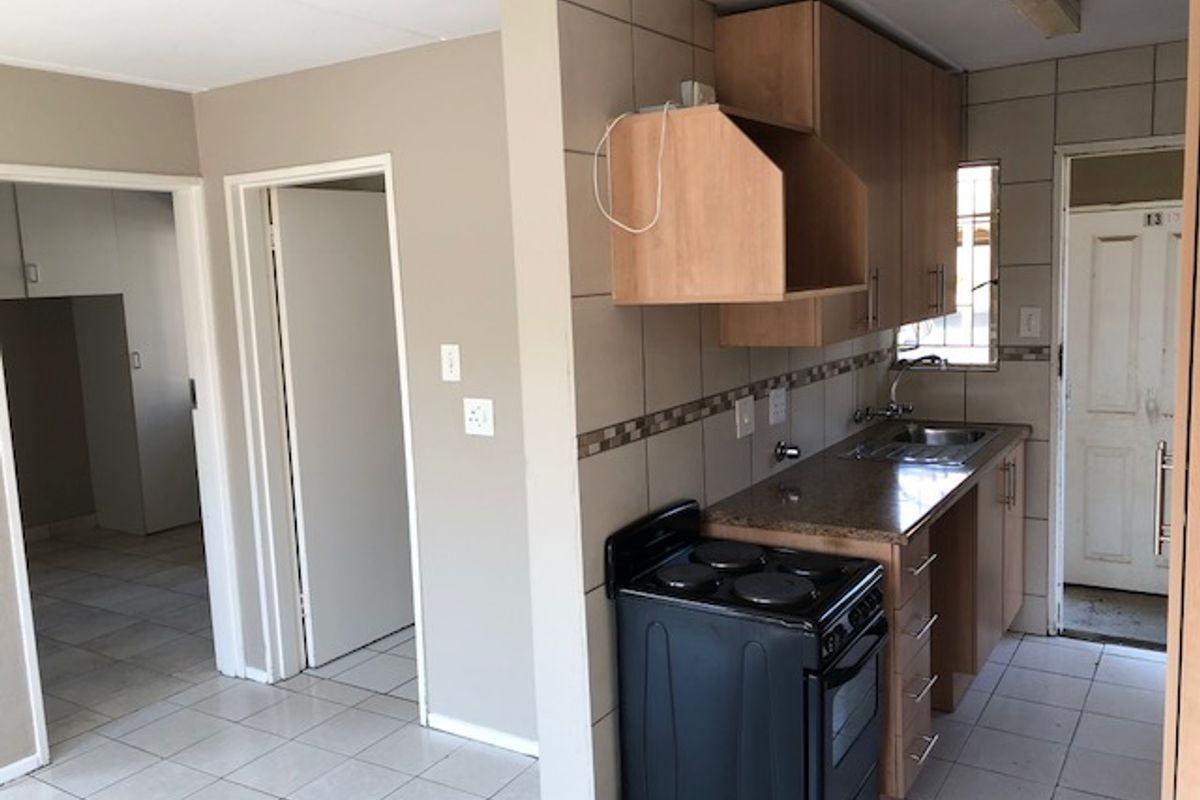 Neat 2-Bedroom Simplex in Secure Complex – Ideal Starter Home - Photo 4