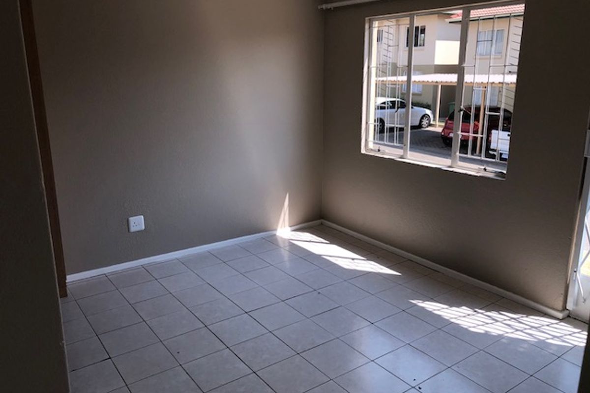 Neat 2-Bedroom Simplex in Secure Complex – Ideal Starter Home - Photo 2