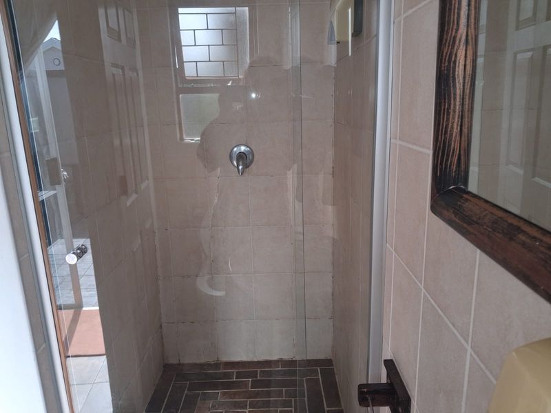 Unit 2 - Furnished Bachelor Apartment in Exclusive Gonubie North Establishment - Photo 10